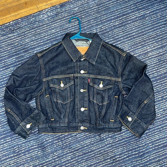Dark wash Levi’s cropped jean jacket💎 - Picture 5 of 10